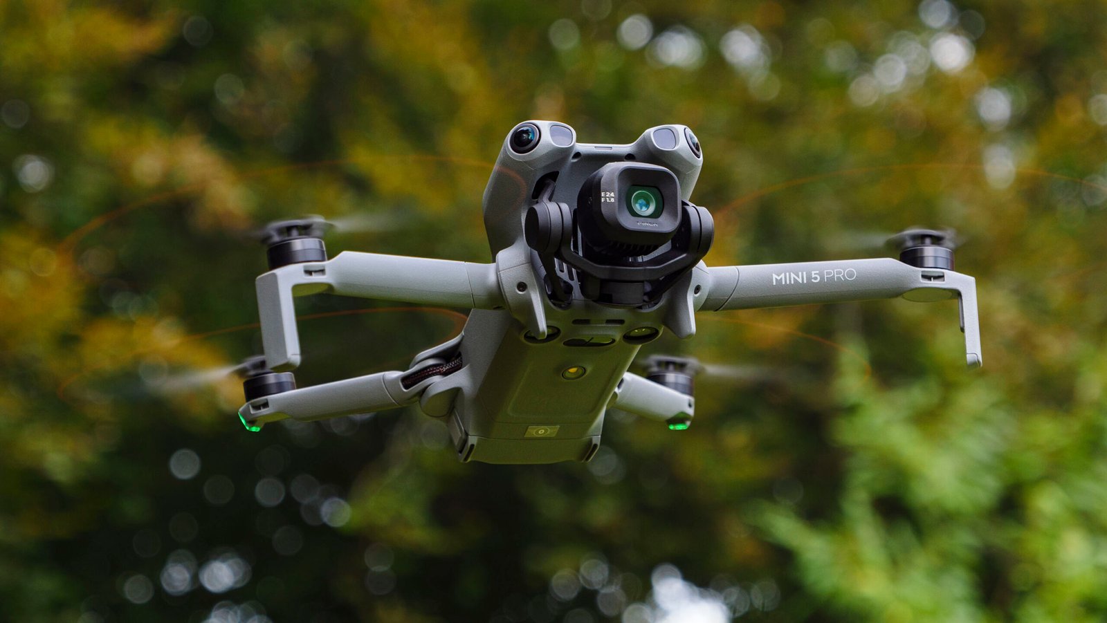 DJI Mini 5 Pro, etkileyici bir manzara üzerinde uçarken
